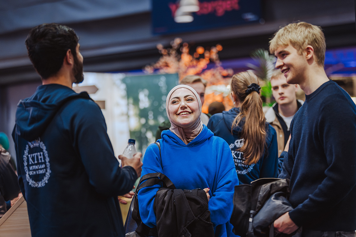 Besökare på mässan