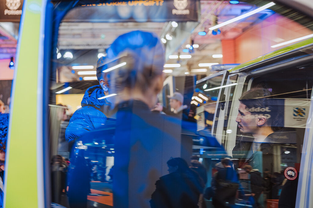 Besökare i polisens monter
