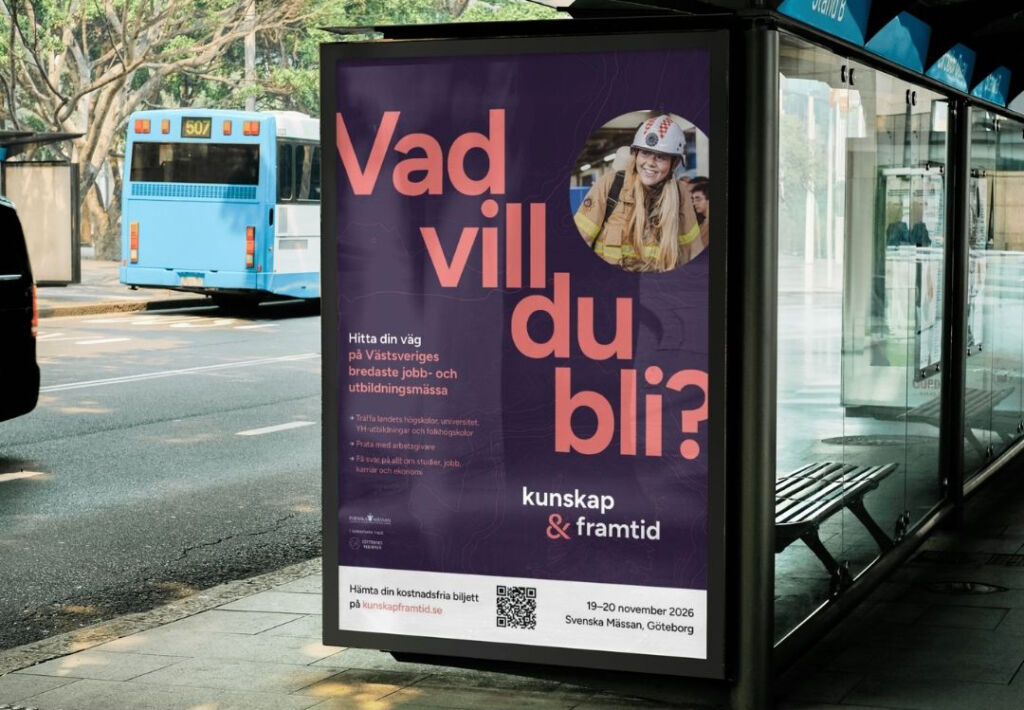 Affisch för Kunskap &amp; Framtid uppsatt vid en bullshållplats