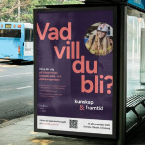 Affisch för Kunskap &amp; Framtid uppsatt vid en bullshållplats